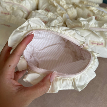 Creme Kosmetiktasche mit Rüschen - Stickerei individuell optional - handgefertigt
